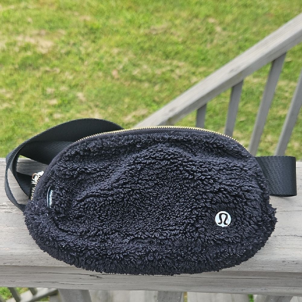 Lululemon Everywhere Belt Bag Fleece Black Sherpa Gold Zip